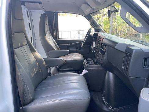 Used 2025 GMC Savana 3500 Extended RWD image 10