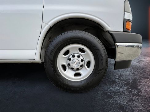 Used 2018 Chevrolet Express 2500 w/ Driver Convenience Package image 15