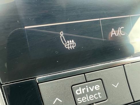 Used 2022 Audi Q8 Premium image 44