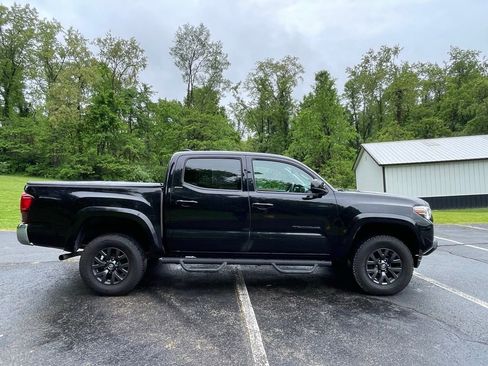 Used 2021 Toyota Tacoma SR5 AWD/4WD image 2