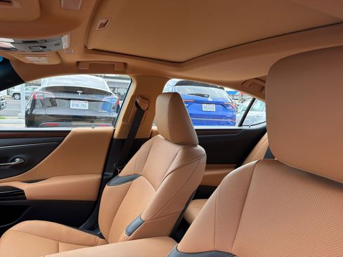 Used 2025 Lexus ES 300h w/ Premium Package image 26