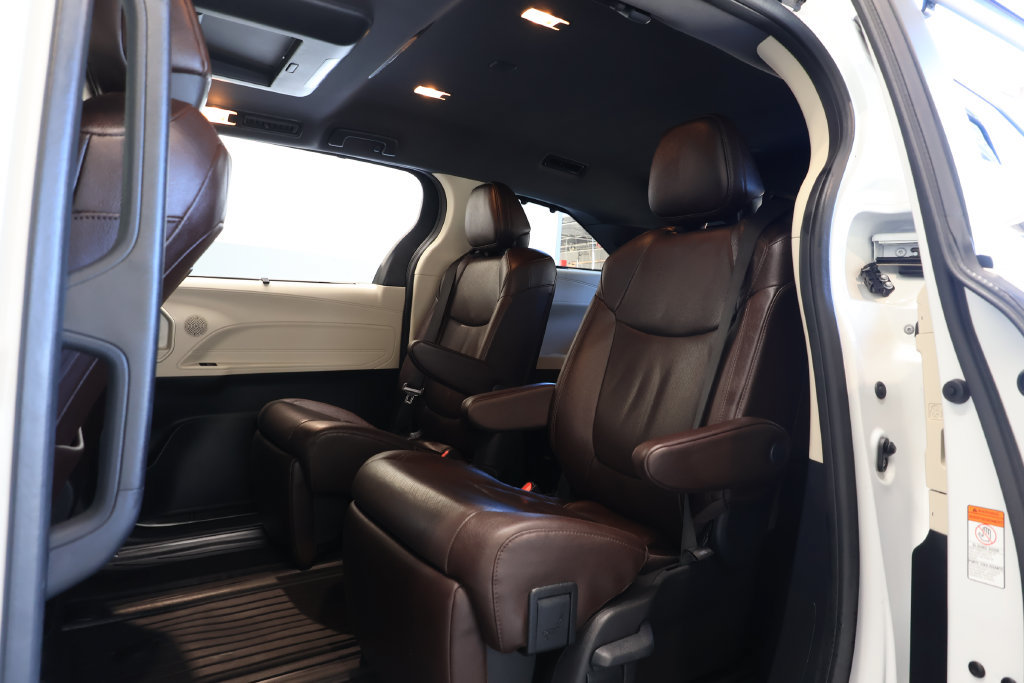 Used 2024 Toyota Sienna Platinum FWD image 20