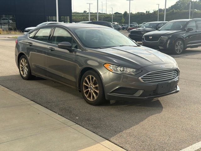Used 2017 Ford Fusion SE w/ Fusion SE Technology Package FWD image 4