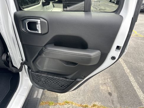 Used 2021 Jeep Wrangler Unlimited Sahara w/ LED Lighting Group AWD/4WD image 19