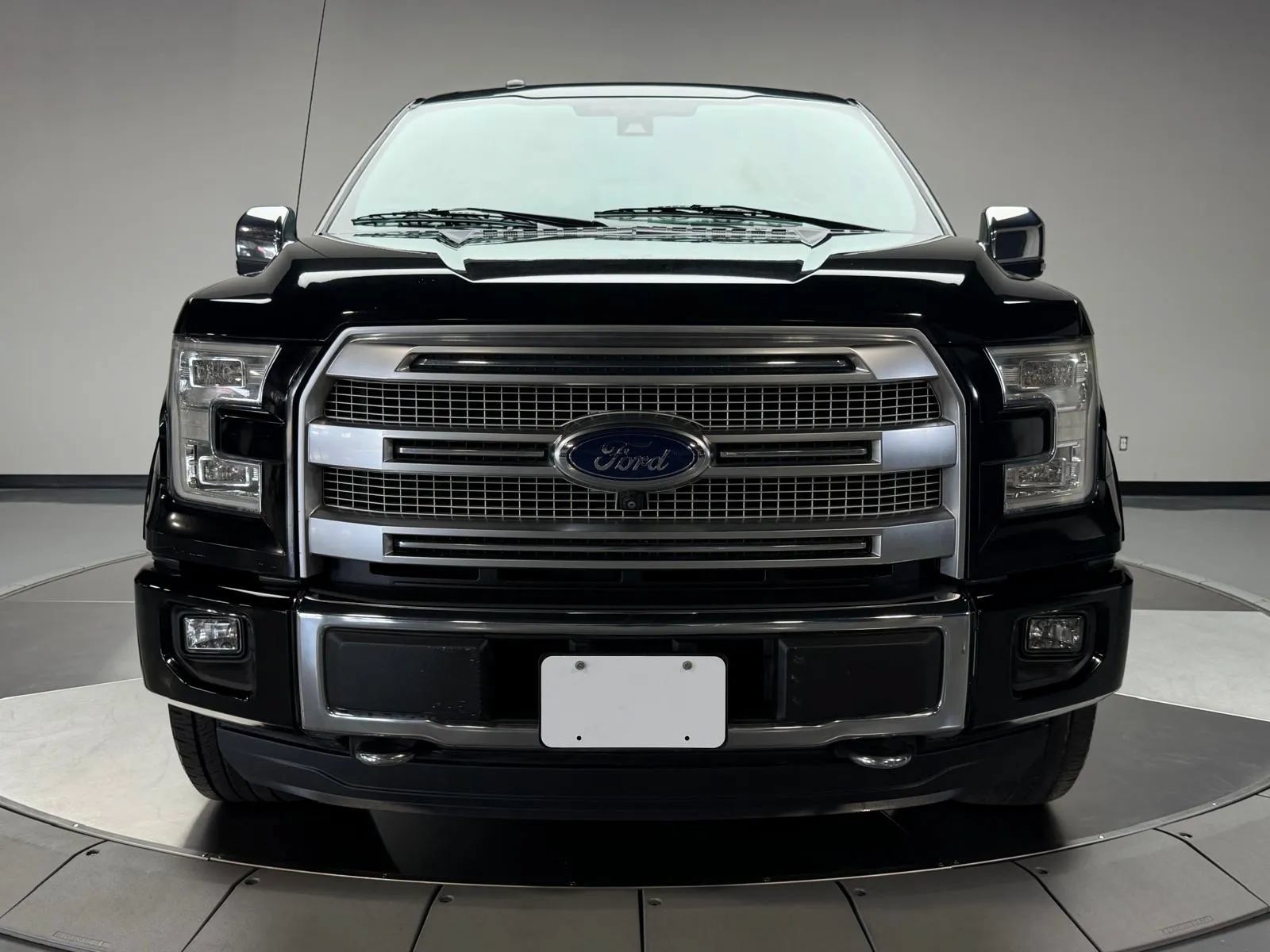 Used 2016 Ford F150 Platinum w/ Equipment Group 701A Luxury AWD/4WD image 3
