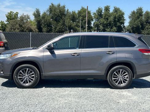 Used 2019 Toyota Highlander XLE FWD image 6