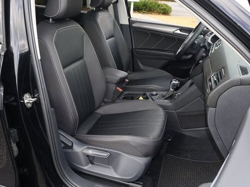 Certified 2022 Volkswagen Tiguan SE w/ Panoramic Sunroof Package image 18