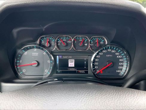 Used 2020 Chevrolet Suburban LT RWD image 12