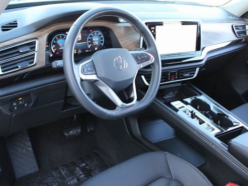 Certified 2024 Volkswagen Atlas SE image 8