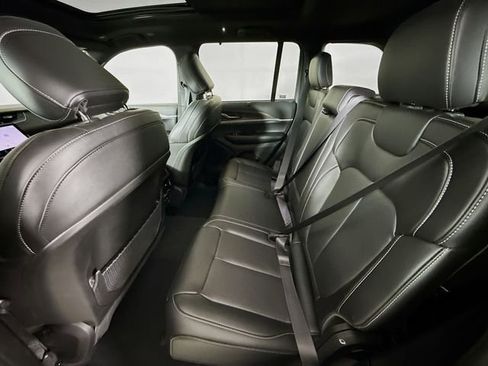 Used 2025 Jeep Grand Cherokee Limited w/ Luxury Tech Group II image 25