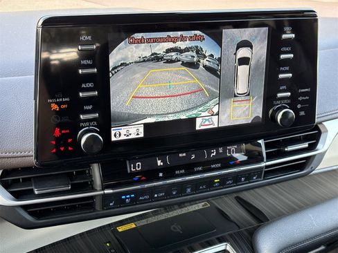 Used 2023 Toyota Sienna Platinum image 31