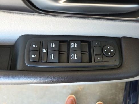 Used 2017 Chrysler Pacifica Touring-L FWD image 45