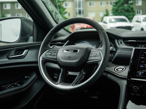 New 2025 Jeep Grand Cherokee L Laredo image 16