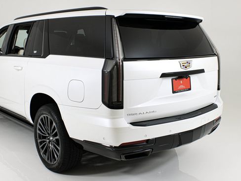 Used 2025 Cadillac Escalade ESV Sport Platinum RWD image 30