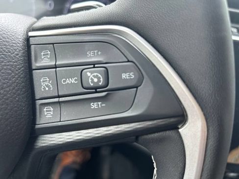 Used 2024 Jeep Grand Cherokee Altitude AWD/4WD image 17