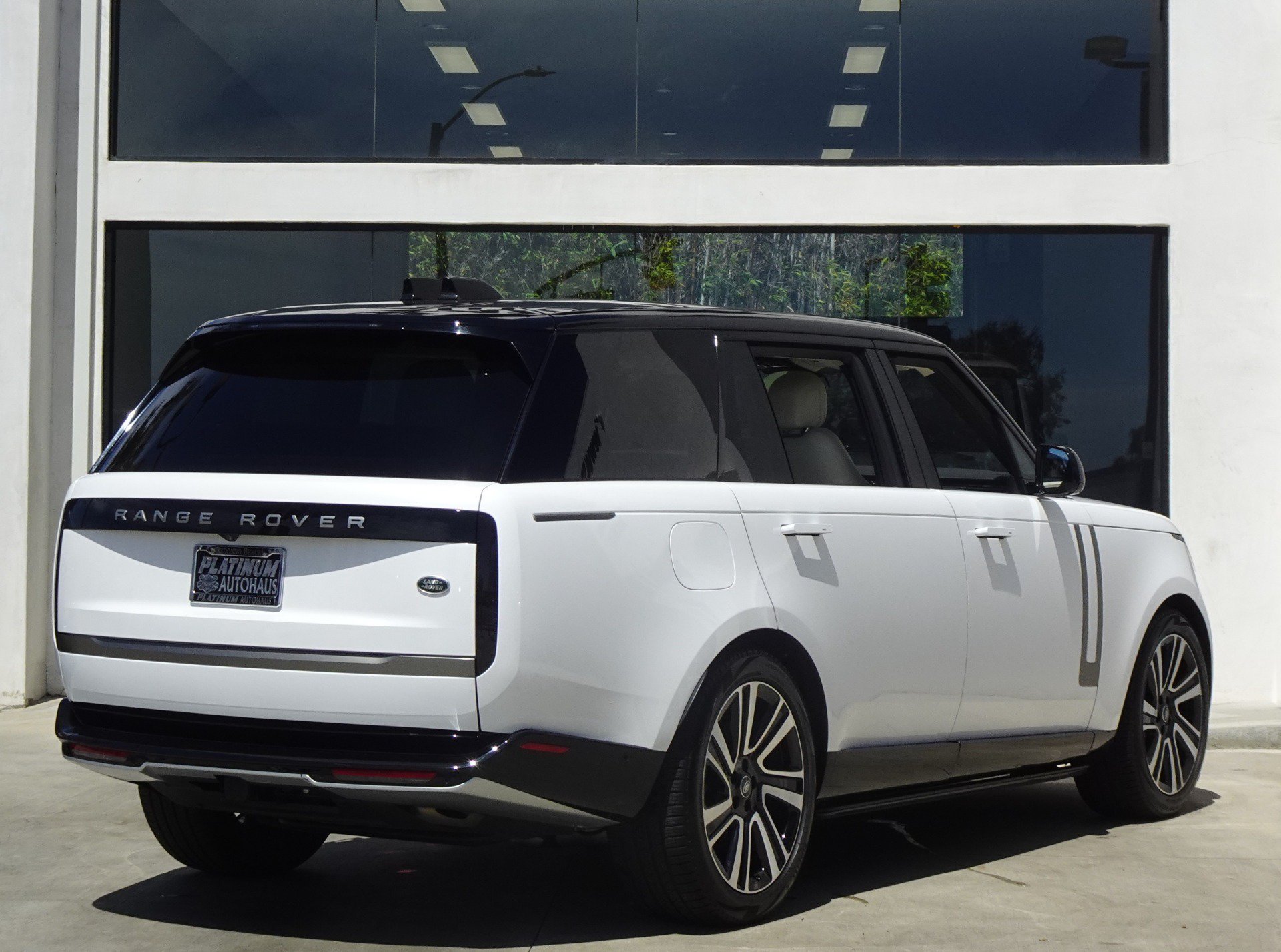 Used 2023 Land Rover Range Rover Long Wheelbase SE AWD/4WD image 7