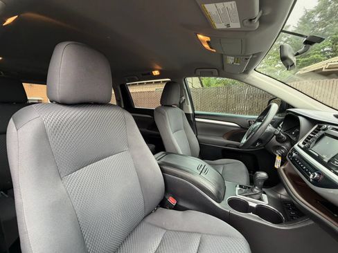 Used 2014 Toyota Highlander LE AWD/4WD image 27