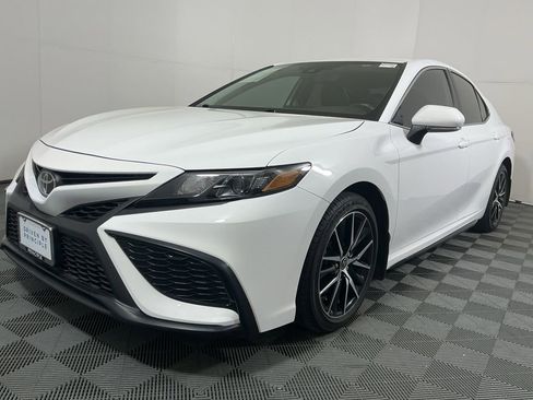 Used 2023 Toyota Camry SE image 2