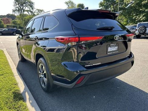 Used 2023 Toyota Highlander XLE AWD/4WD image 6
