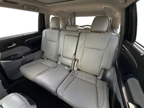 Used 2019 Toyota Highlander Limited Platinum AWD/4WD image 25