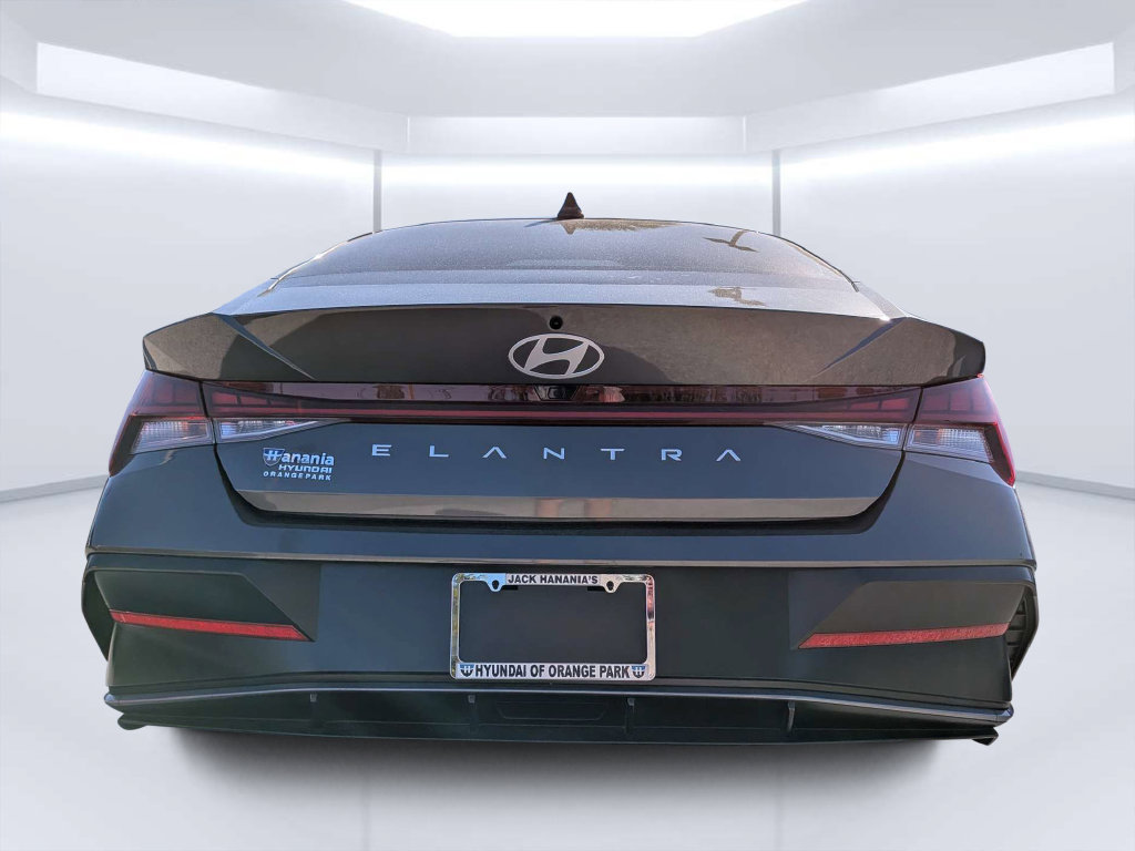 Certified 2025 Hyundai Elantra SEL FWD image 5
