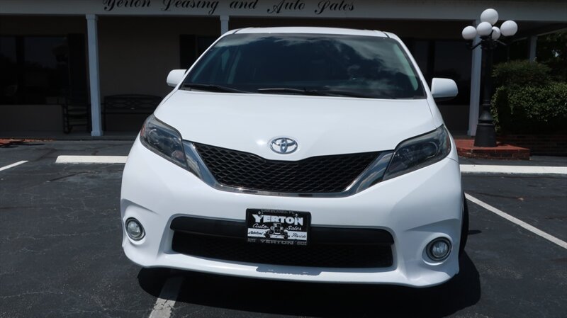 Used 2017 Toyota Sienna SE Premium FWD image 2