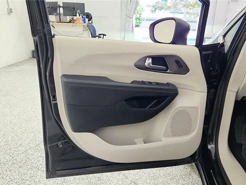 Used 2023 Chrysler Pacifica Touring-L FWD image 31