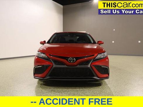 Used 2022 Toyota Camry SE image 2