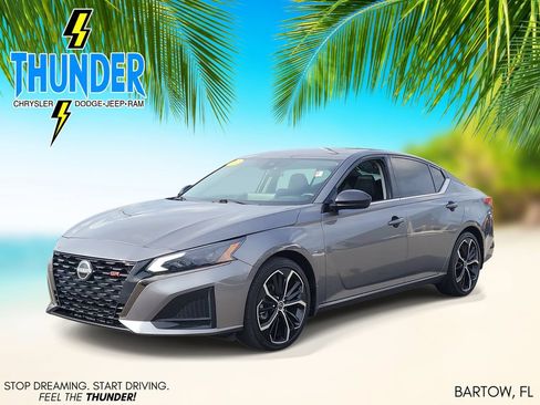 Used 2023 Nissan Altima 2.5 SR w/ SR Premium Package FWD image 2