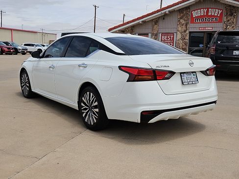 Used 2025 Nissan Altima 2.5 SV FWD image 2