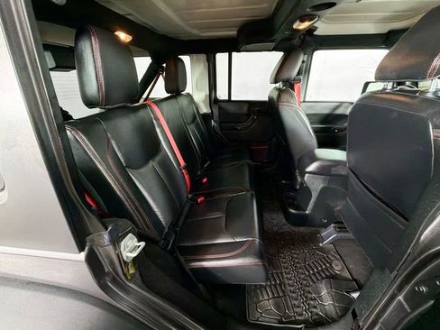 Used 2018 Jeep Wrangler Unlimited Rubicon w/ Connectivity Group image 26