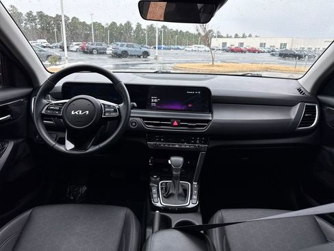 Used 2024 Kia Seltos EX image 16
