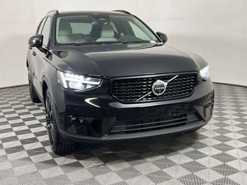 Certified 2025 Volvo XC40 B5 Ultra image 4