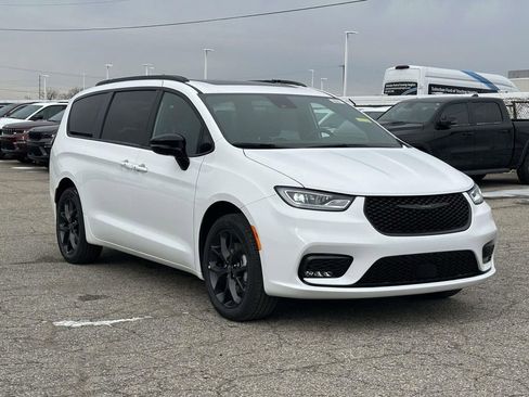 New 2026 Chrysler Pacifica Limited w/ S Appearance Package image 1