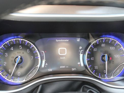 Used 2024 Chrysler Pacifica Touring-L image 10