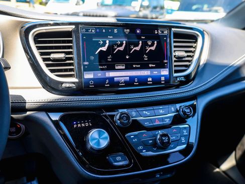 New 2027 Chrysler Pacifica Select FWD image 17