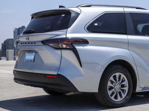 Used 2023 Toyota Sienna XLE w/ XLE Plus Package FWD image 9