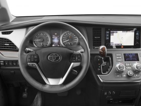Used 2017 Toyota Sienna XLE Premium image 10