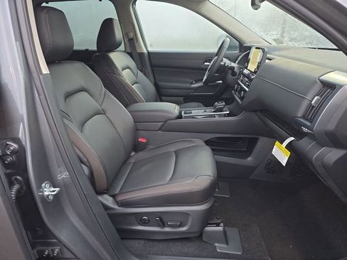 New 2025 Nissan Pathfinder SL w/ SL Premium Package image 9