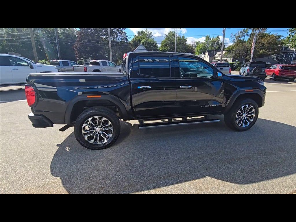 Used 2025 GMC Canyon Denali AWD/4WD image 9