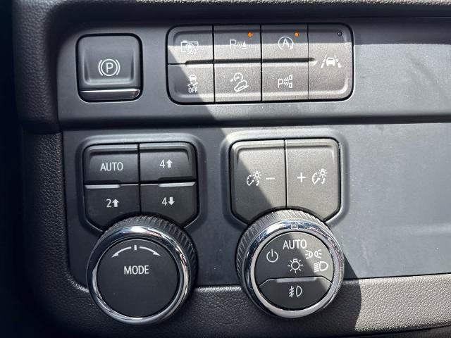 Used 2026 Chevrolet Suburban Z71 AWD/4WD image 24