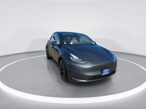Used 2022 Tesla Model Y Long Range image 3