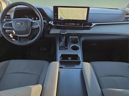 Used 2025 Toyota Sienna XLE image 19