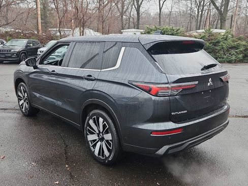 Used 2025 Mitsubishi Outlander SE image 4
