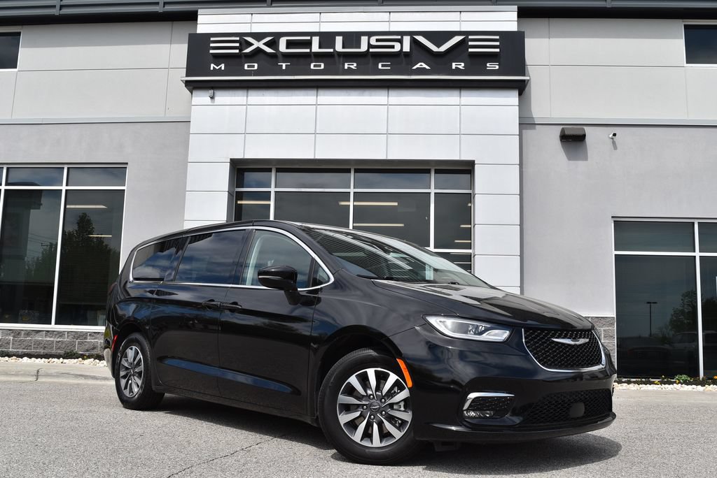 Used 2024 Chrysler Pacifica Limited FWD image 1