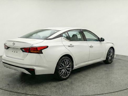 Used 2025 Nissan Altima 2.5 SV FWD image 9
