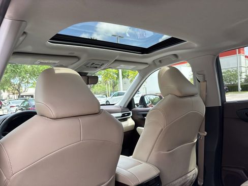 Used 2020 Toyota Highlander XLE FWD image 18