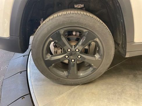 Used 2023 Jeep Grand Cherokee Altitude AWD/4WD image 9