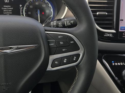 Used 2024 Chrysler Pacifica Touring-L FWD image 16