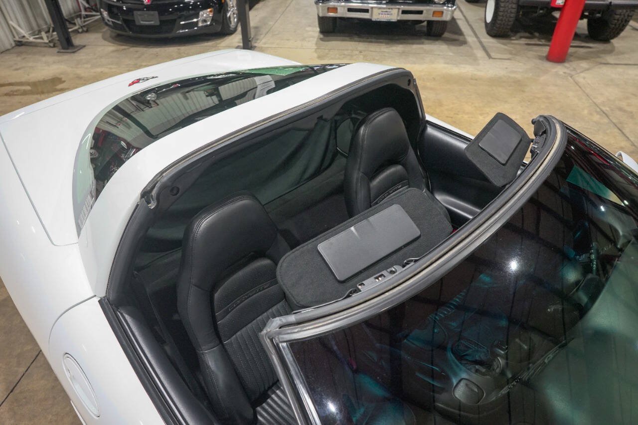 Used 1998 Chevrolet Corvette Coupe RWD image 21